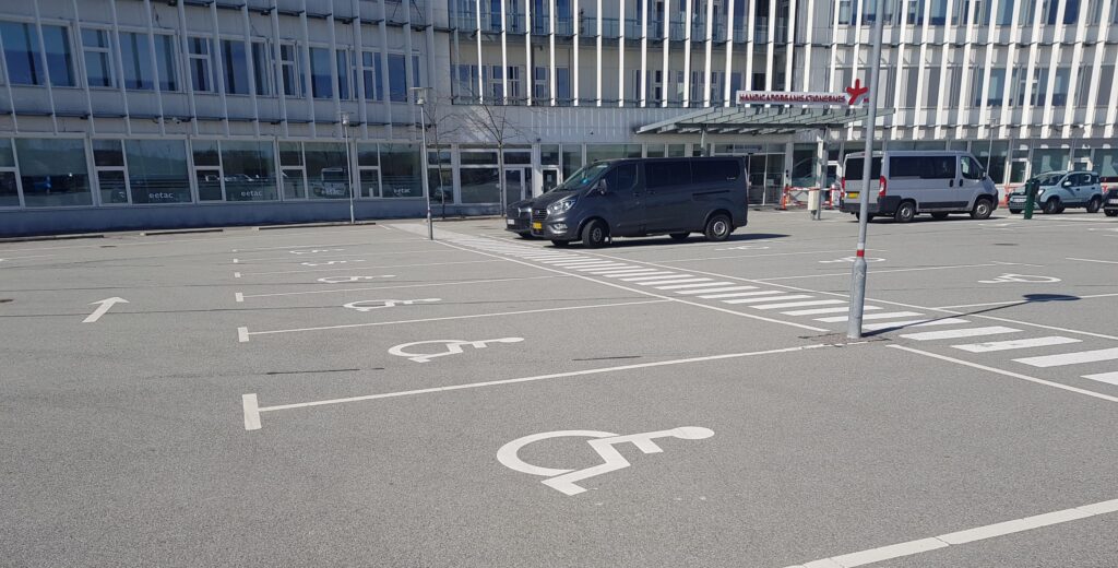 Parkeringsplatser med rullstolssymboler